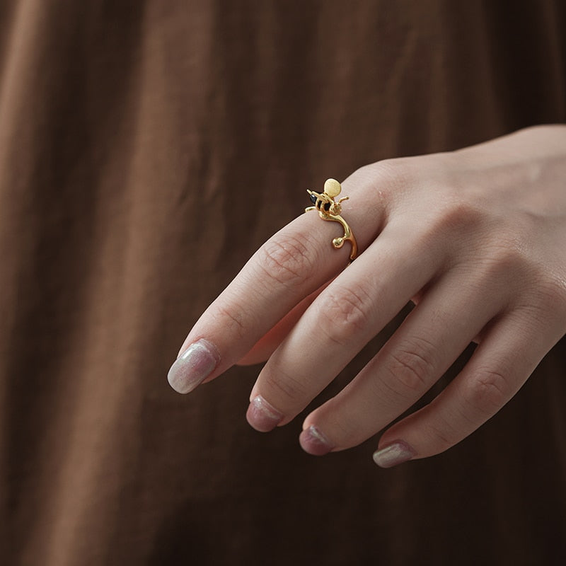 The Honey bee ring - Style's Bug